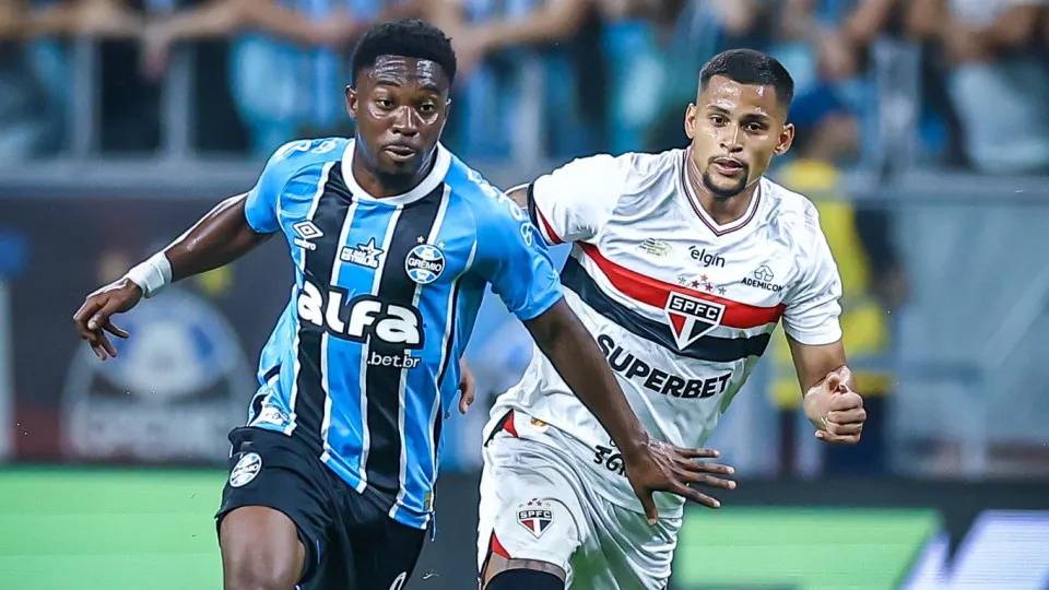 Grêmio aproveita erros do São Paulo, vence em casa e afasta rival do G6